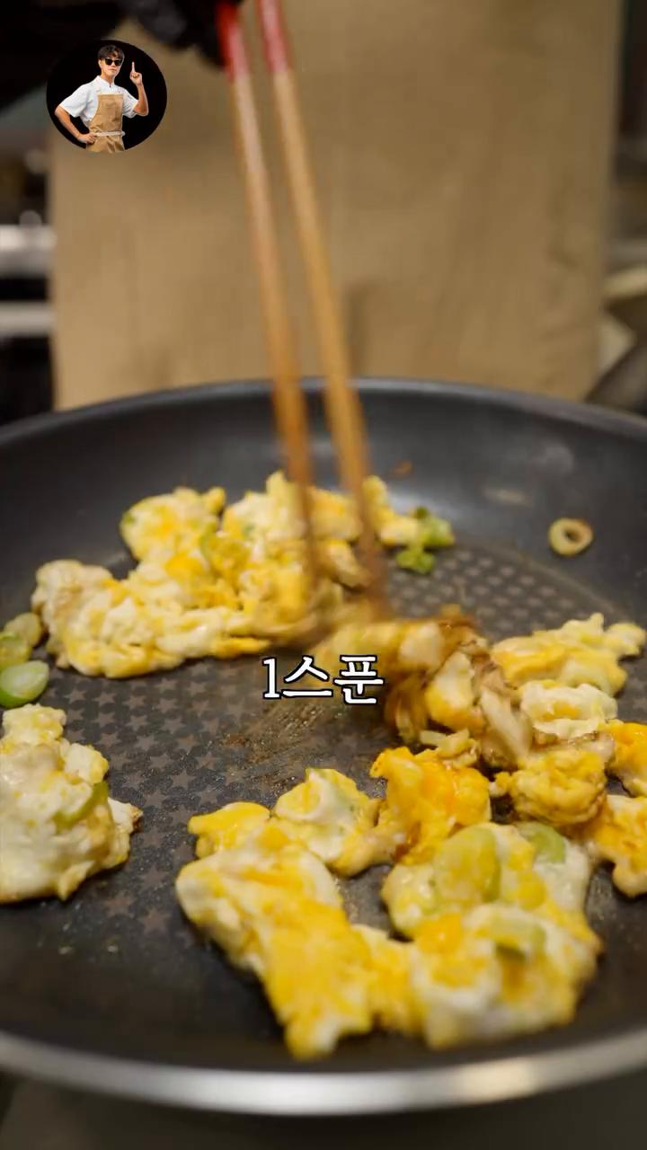 삶은 라면을 넣고 면수 한 국자와 분말소스를 넣어 섞습니다.