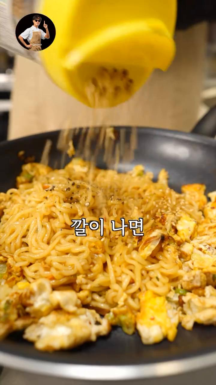 후추를 넣고 잘 섞어 마무리합니다.