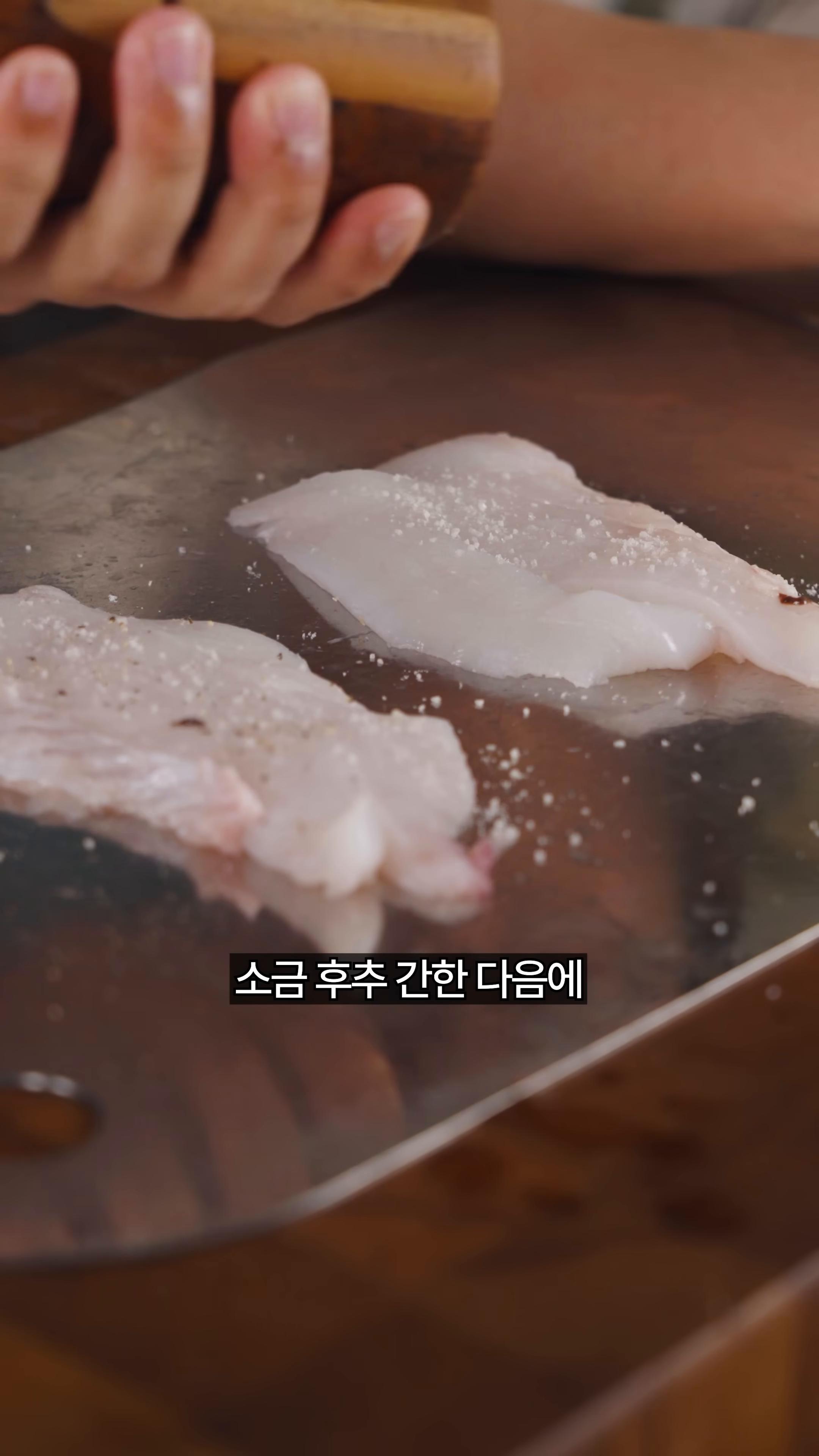 레몬 제스트와 타임을 추가하여 생선을 굽습니다.