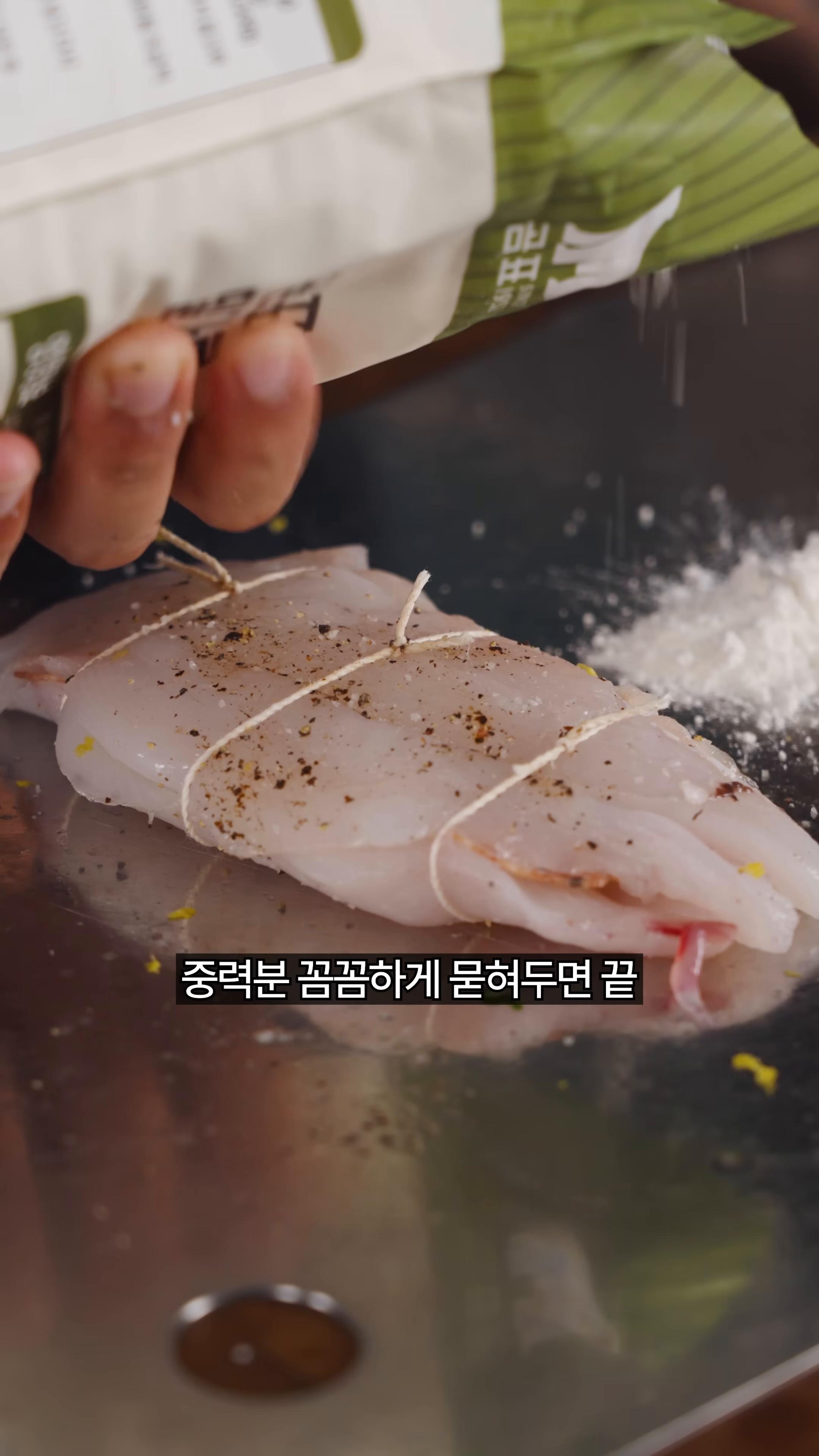 생선이 탄탄해지면 시금치를 넣고 소금간을 합니다.