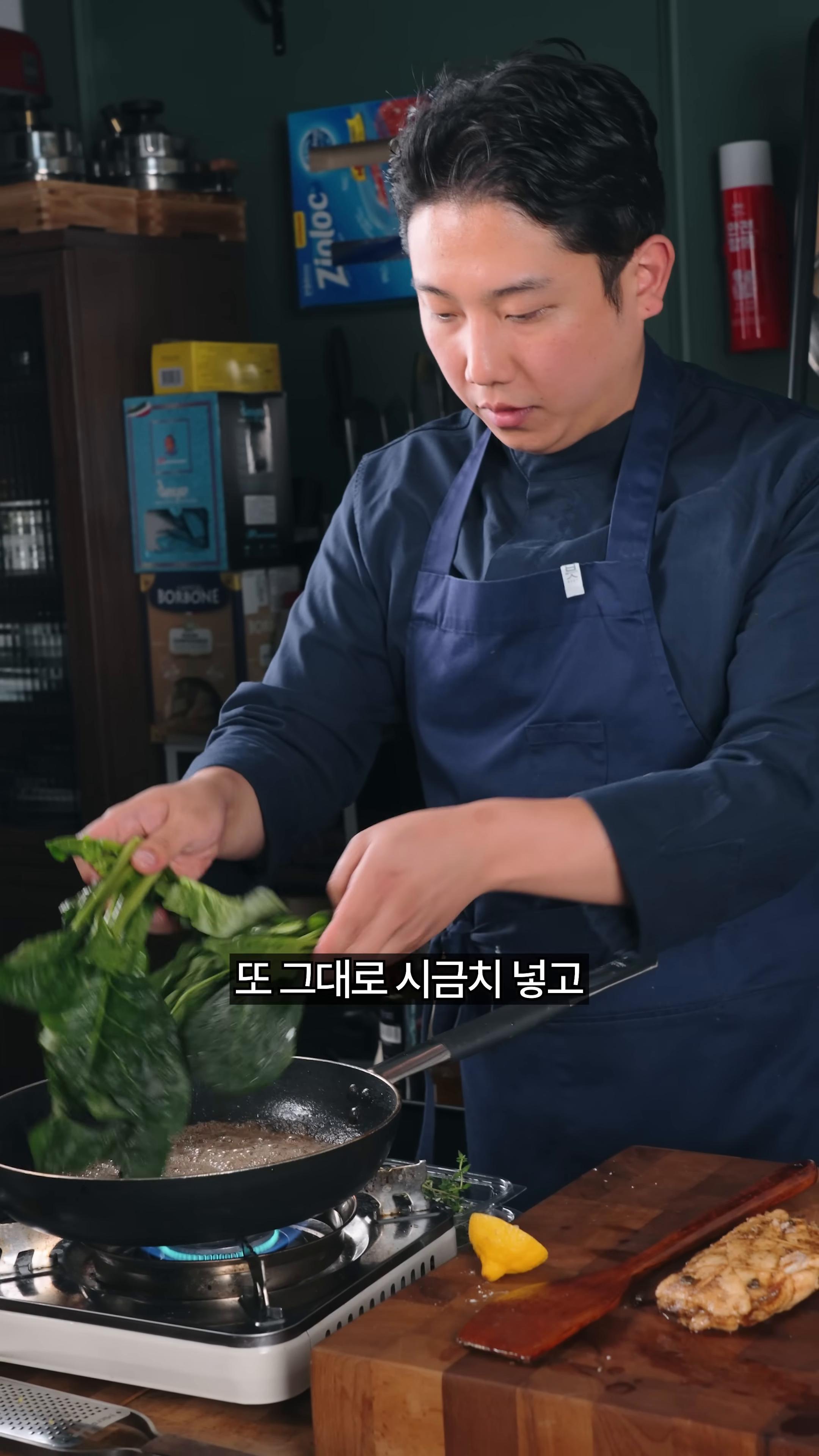 마무리로 레몬향을 입히고 그릇에 담아 남은 버터를 끼얹습니다.