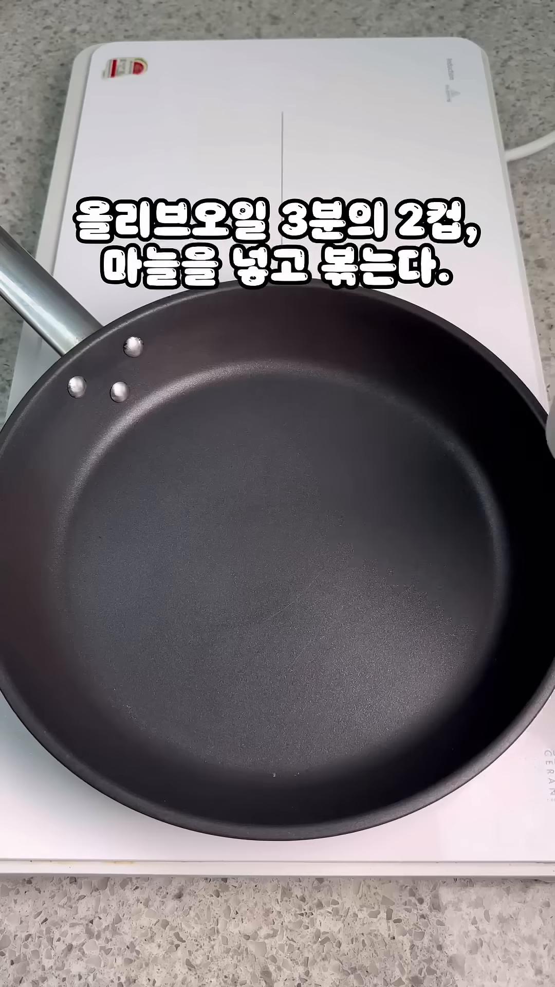 올리브 오일에 마늘을 넣고 볶습니다.
