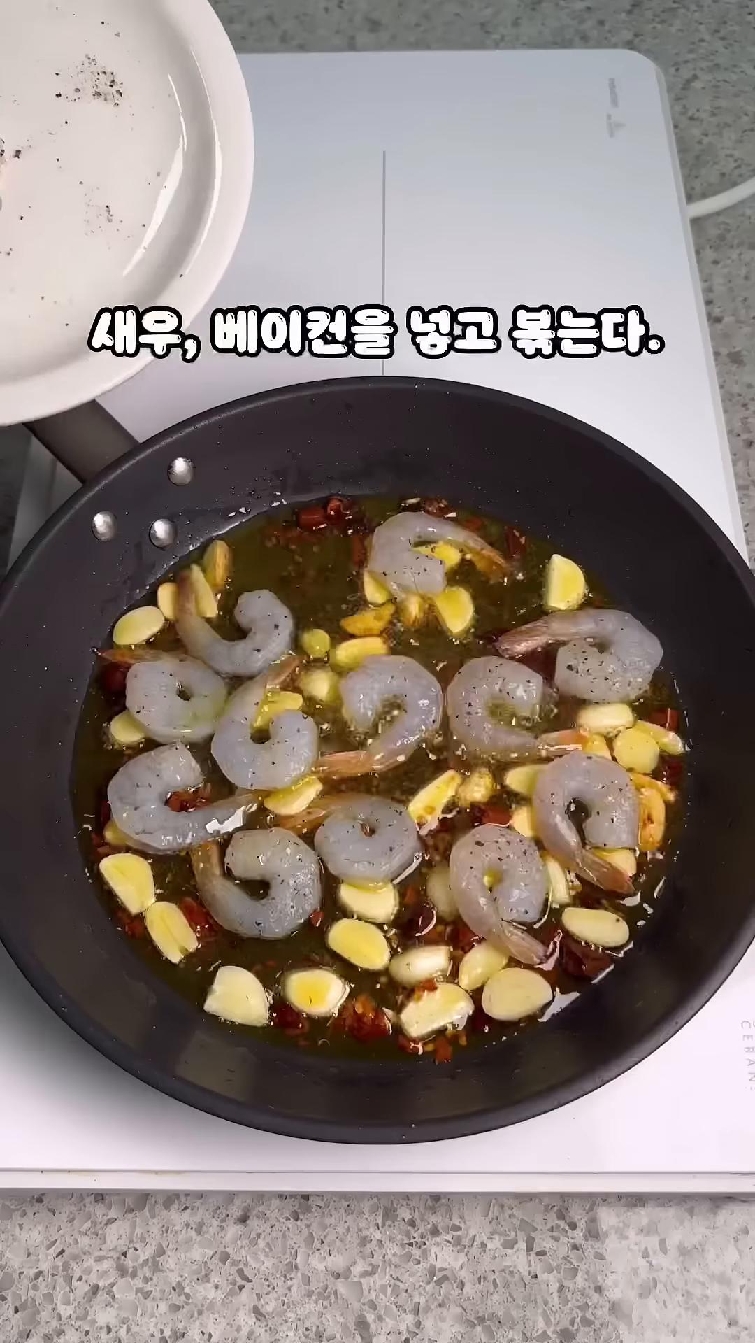 새우와 베이컨을 넣고 볶습니다.