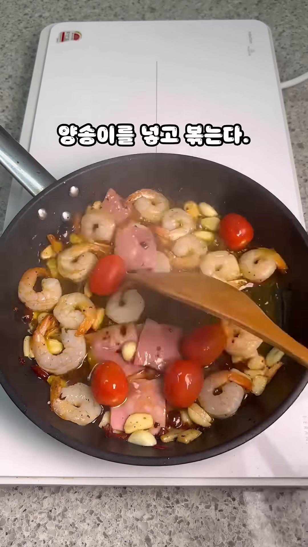 양송이를 넣고 볶습니다.