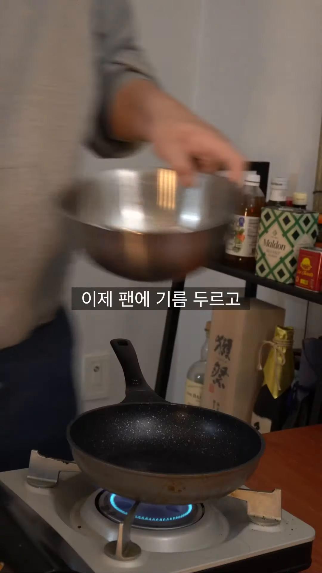팬에 기름을 두르고 발라놓은 게살과 생굴을 넣고 물기가 없게 볶아줍니다.
