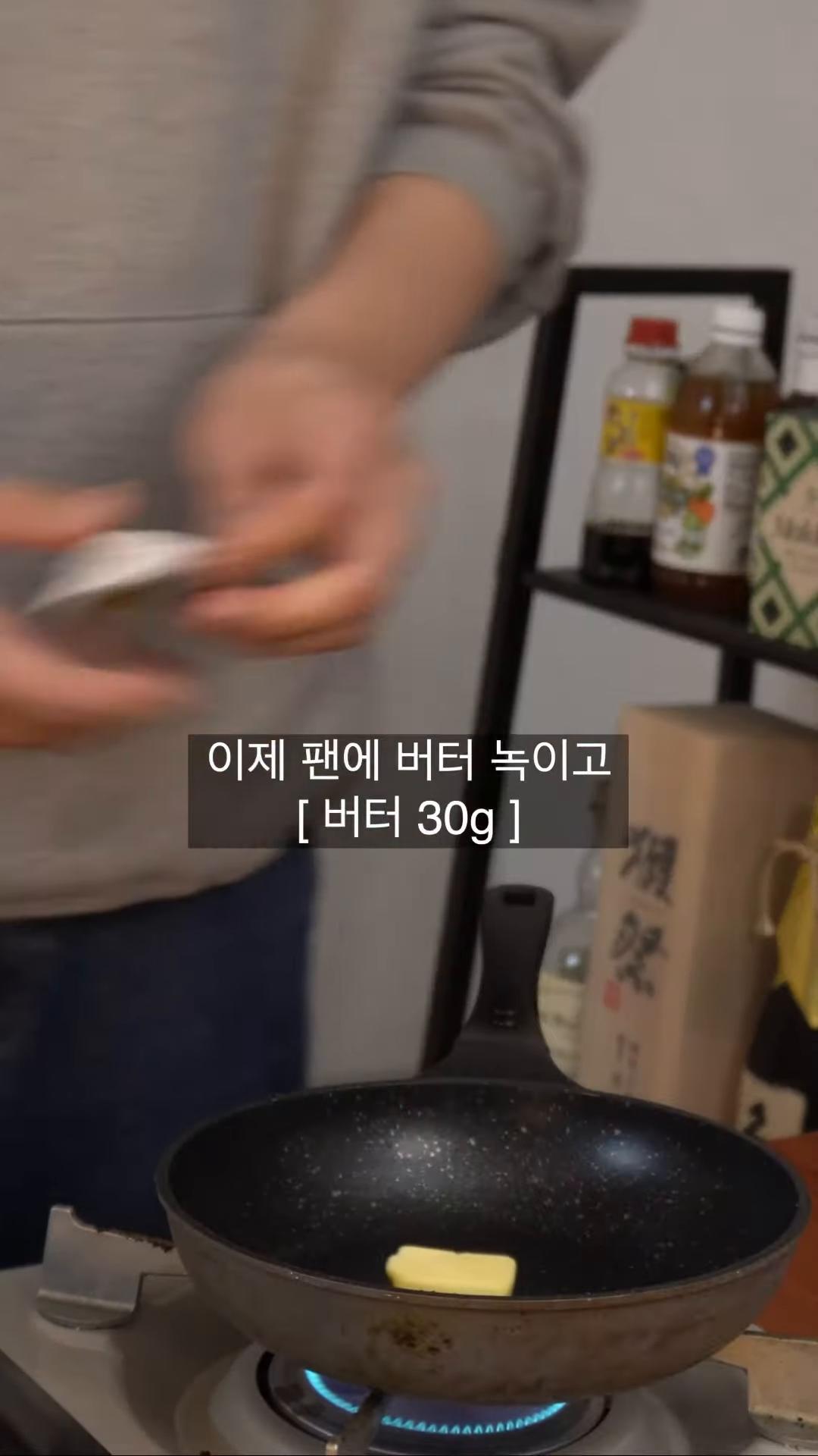 팬에 버터를 녹이고, 아까 만든 육수와 우유를 넣어 새우젓, 참치액, 밀가루로 농도를 잡아줍니다.
