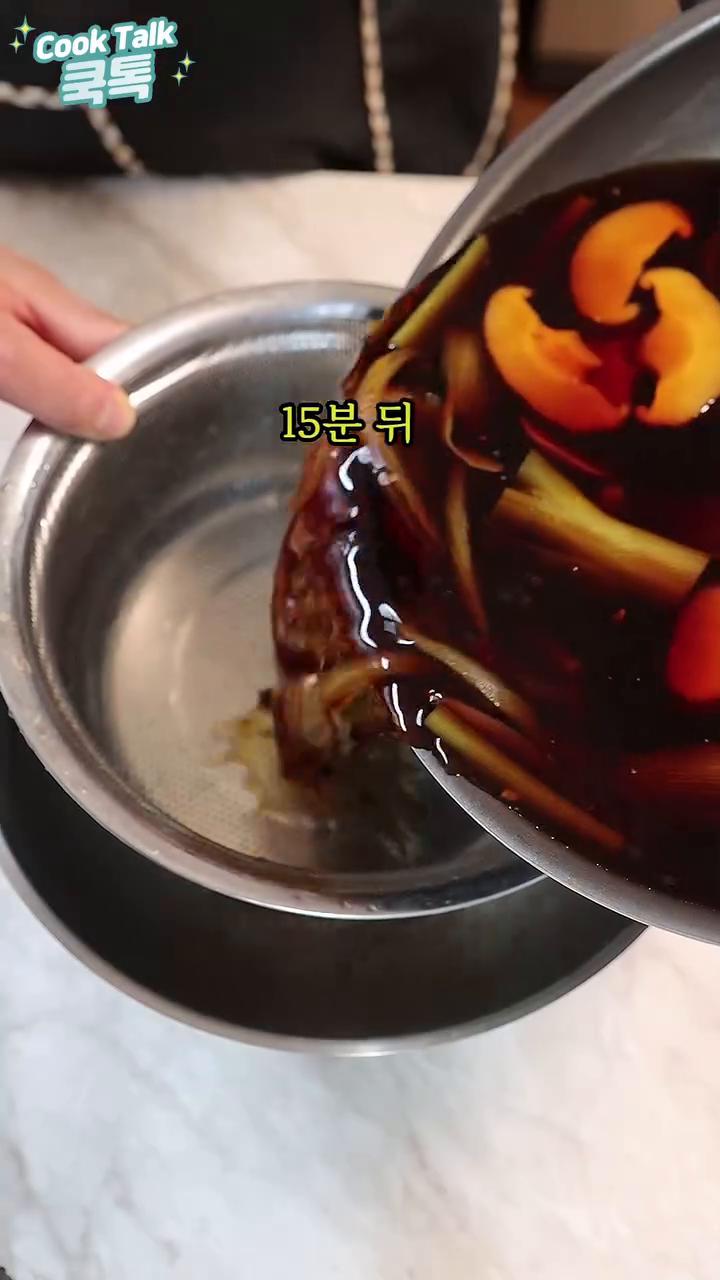 15분 후 체에 받쳐 걸러내고 남은 간장물을 꾹꾹 눌러 빼줍니다.