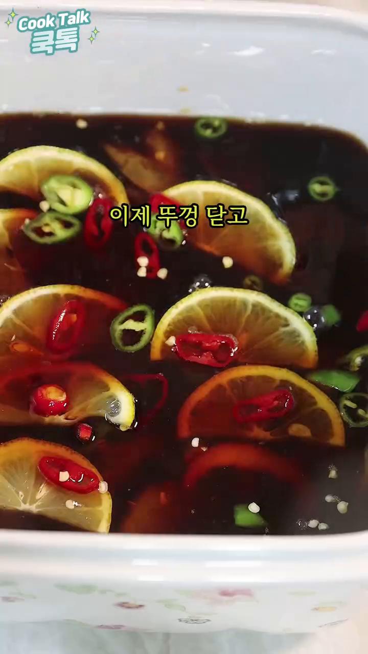 뚜껑을 닫고 냉장고에서 3일간 보관합니다. 3일 후에 꺼내어 밥 위에 얹어 먹습니다.
