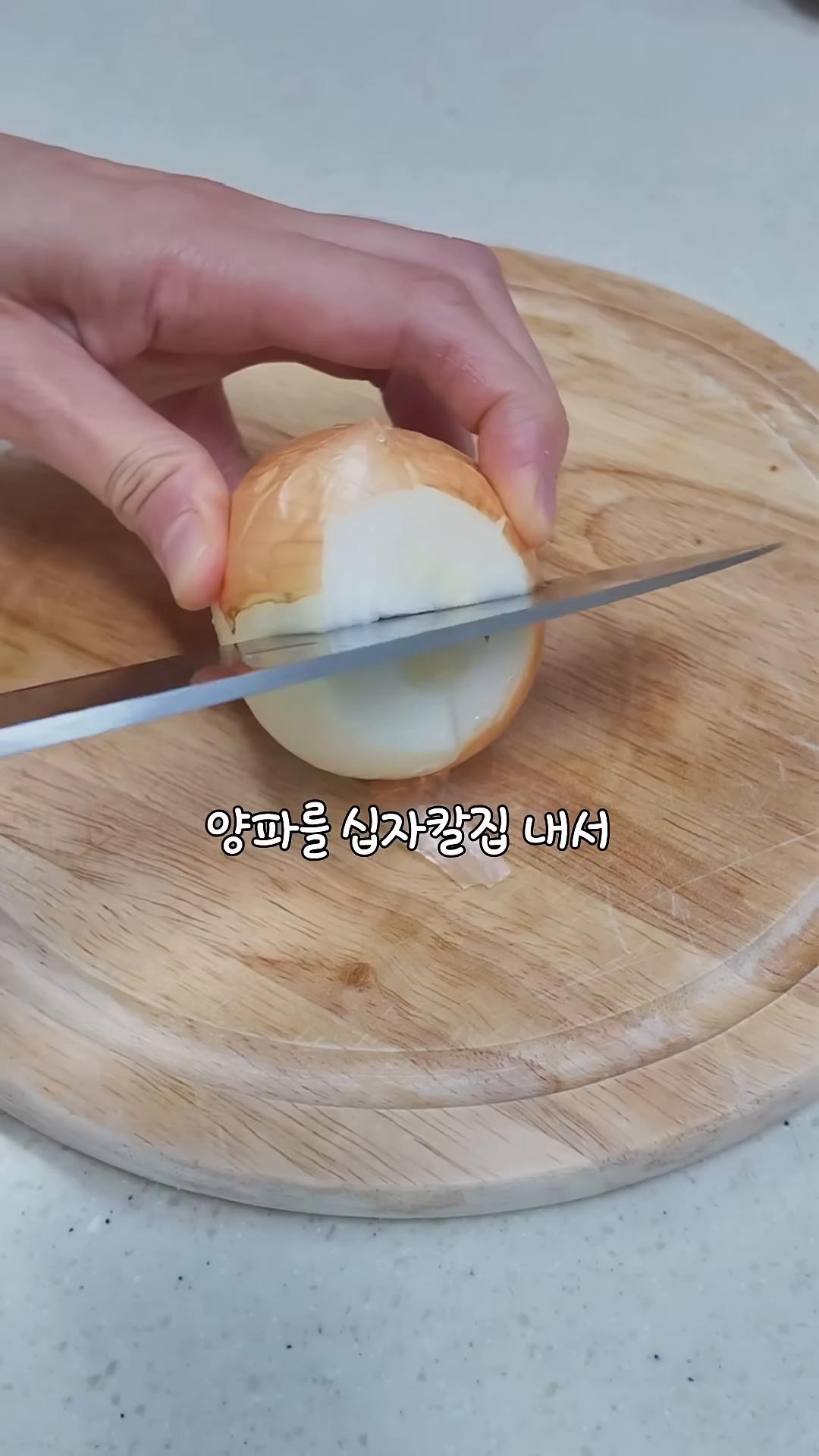 양파를 십자칼집 내서 통째로 넣어주고 대파 넣고 고기 넣어준 다음 후추 톡톡 월계수 잎과 고기가 잠기도록 물 붓고 강불에서 10분 삶아줍니다.