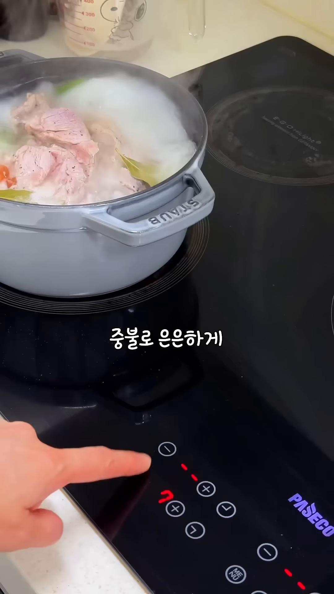 중불로 은은하게 40분 더 삶아줍니다.