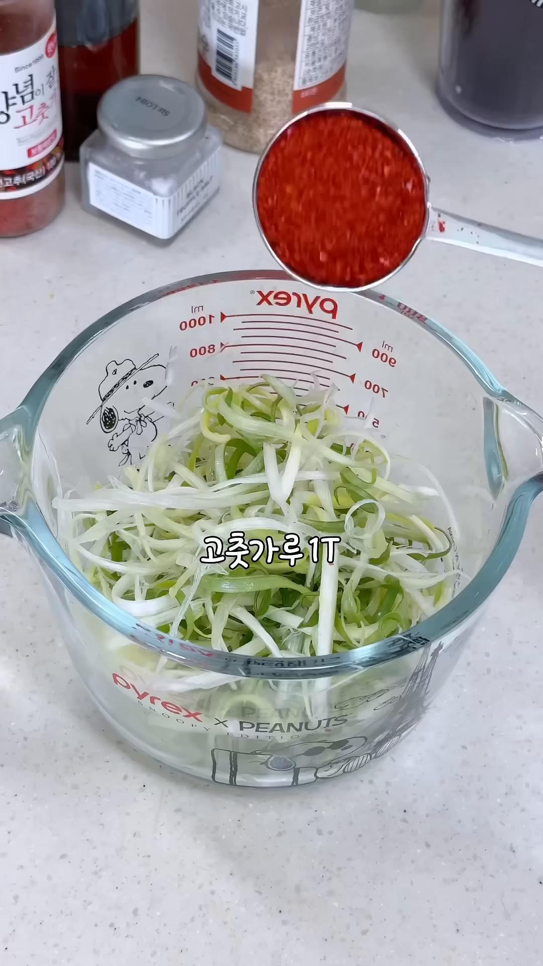고춧가루와 참기름, 소금만 넣어준 파채를 곁들여서 드시면 됩니다.