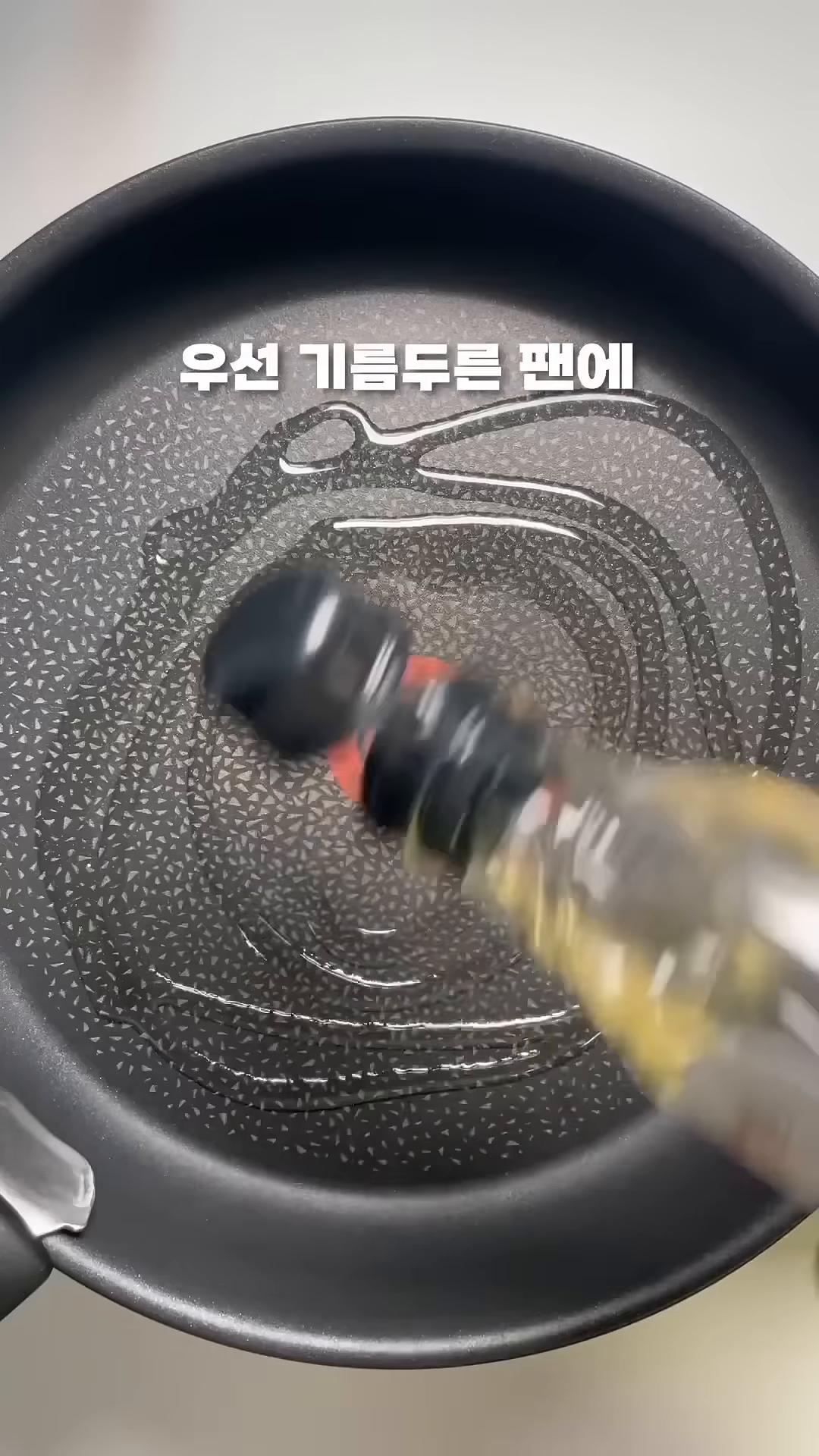기름 두른 팬에 마늘 6개 편 썰어 넣고 채썰 양파 1/4개와 냉동새우를 취향껏 넣고 충분히 볶아줍니다.