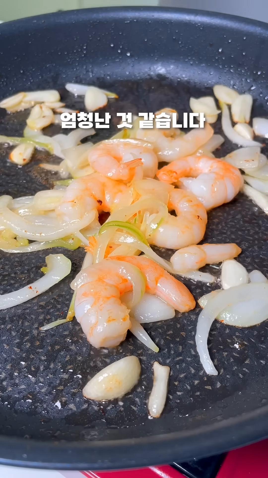 우유 350ml, 라면 스프 3/2, 고춧가루 반 스푼을 넣고 끓어오르면 라면 면 1개를 넣고 면이 익을 때까지 잘 저어가면서 끓여줍니다.