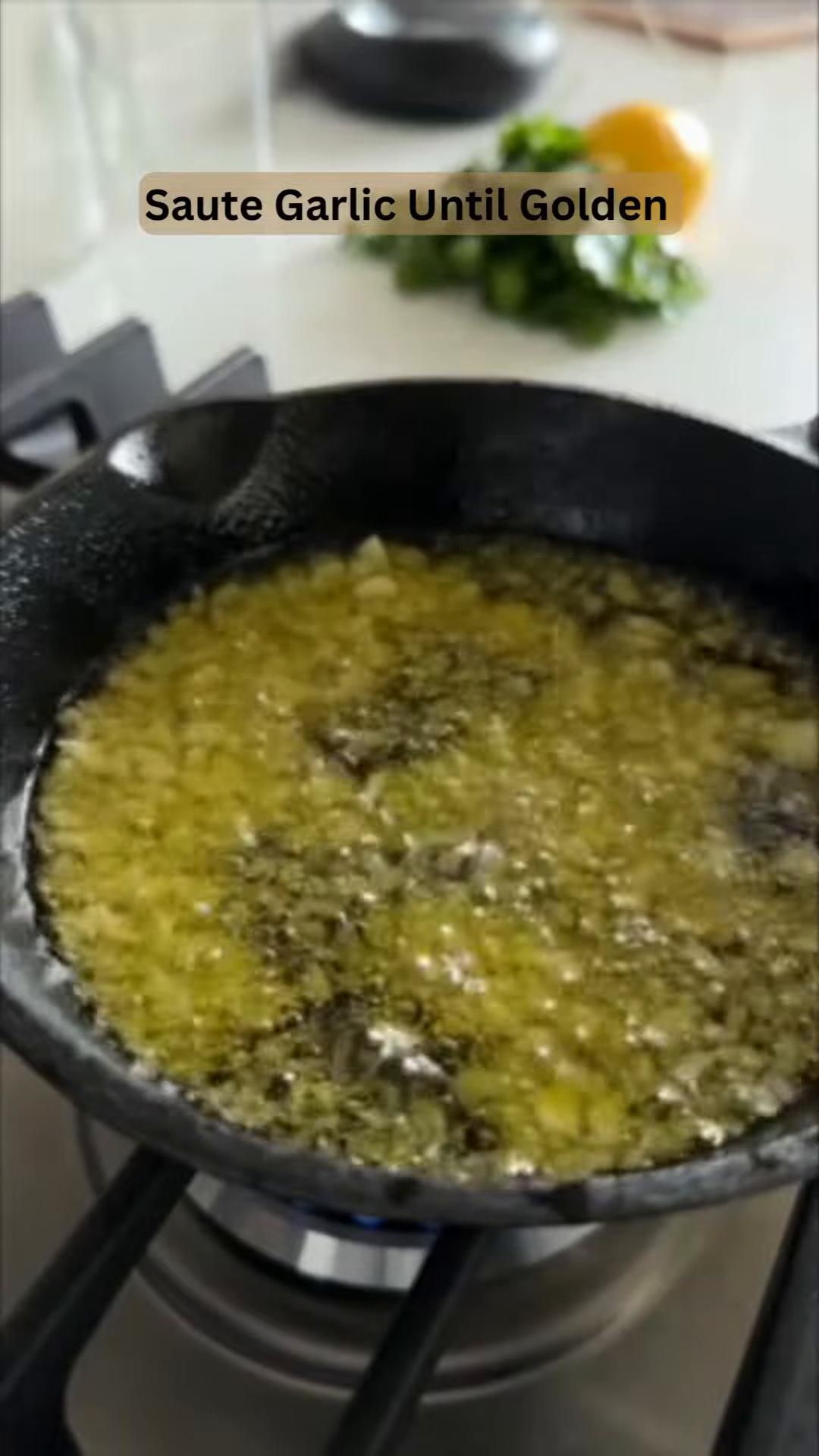 레드 크러쉬드 페퍼를 추가하여 약간의 매운맛을 더하고 30초 정도 볶습니다.