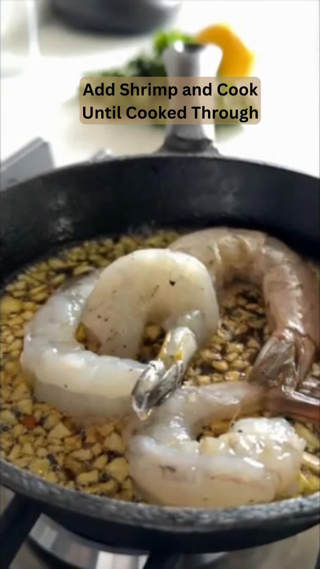새우를 추가하고 1~3분 동안 요리하며 중간에 뒤집어 새우가 완전히 익도록 합니다.