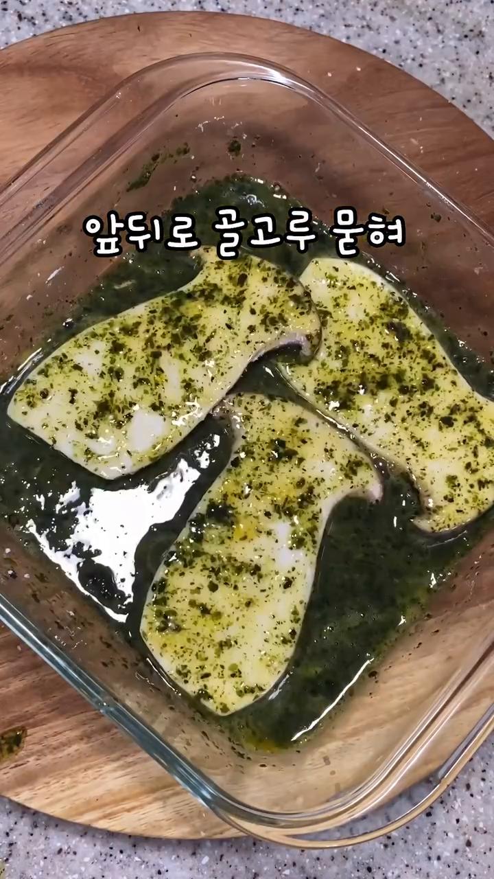 팬에 아보카도 오일을 두르고 중약불에서 새송이버섯을 앞뒤로 노릇노릇하게 구워줍니다.