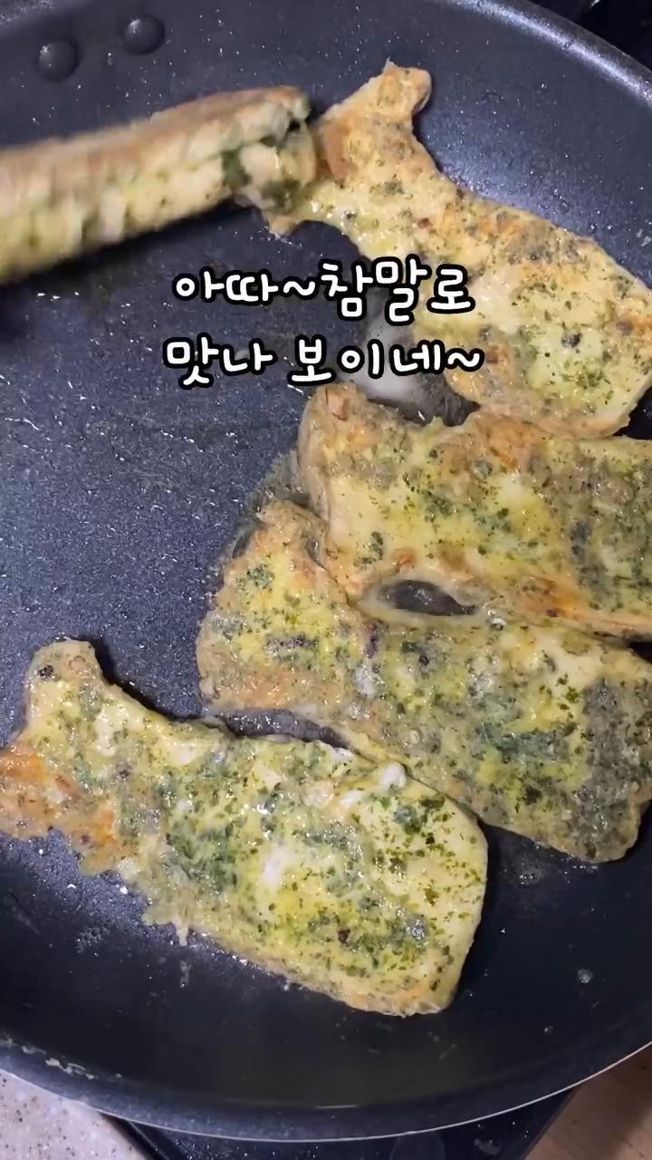 와사비를 콕 짜서 반으로 접어 먹으면 완성입니다.