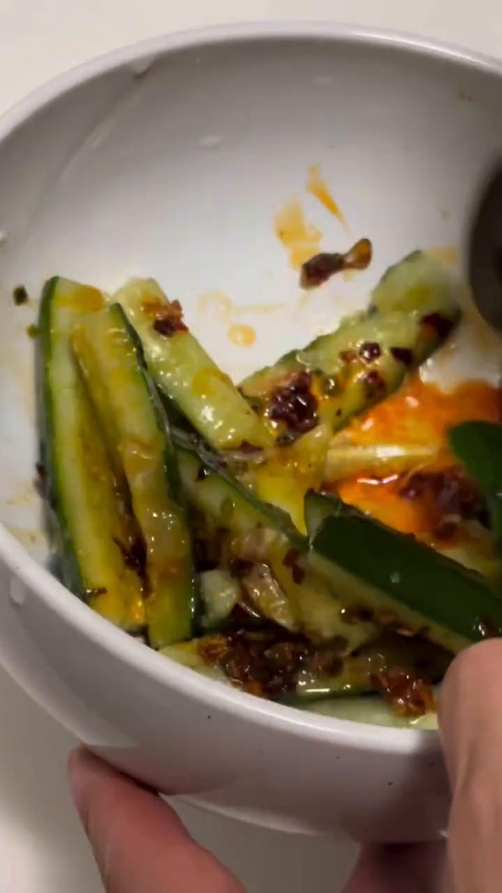 청양고추, 쪽파, 마늘을 잘게 썬다.