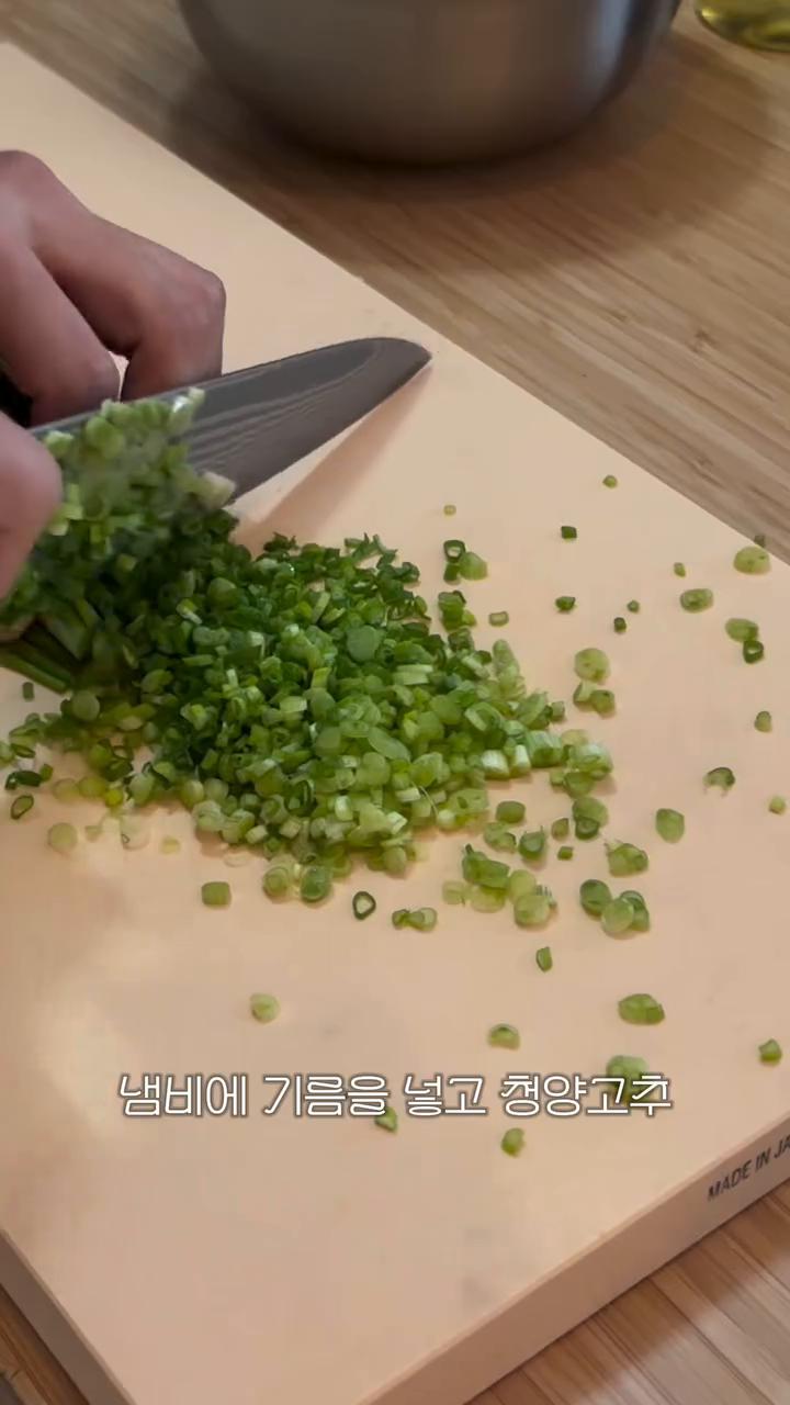 달궈진 기름에 청양고추, 마늘을 넣고 바삭하게 익혀준다.