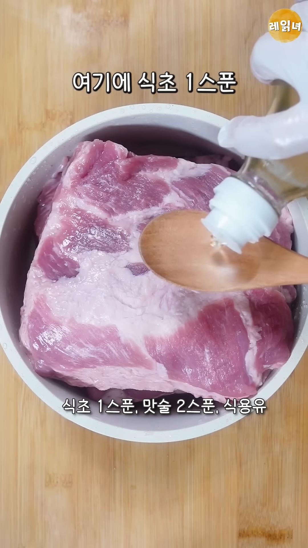 식초 1스푼, 맛술 2-3스푼, 식용유를 두 바퀴 둘러서 버무려줍니다.