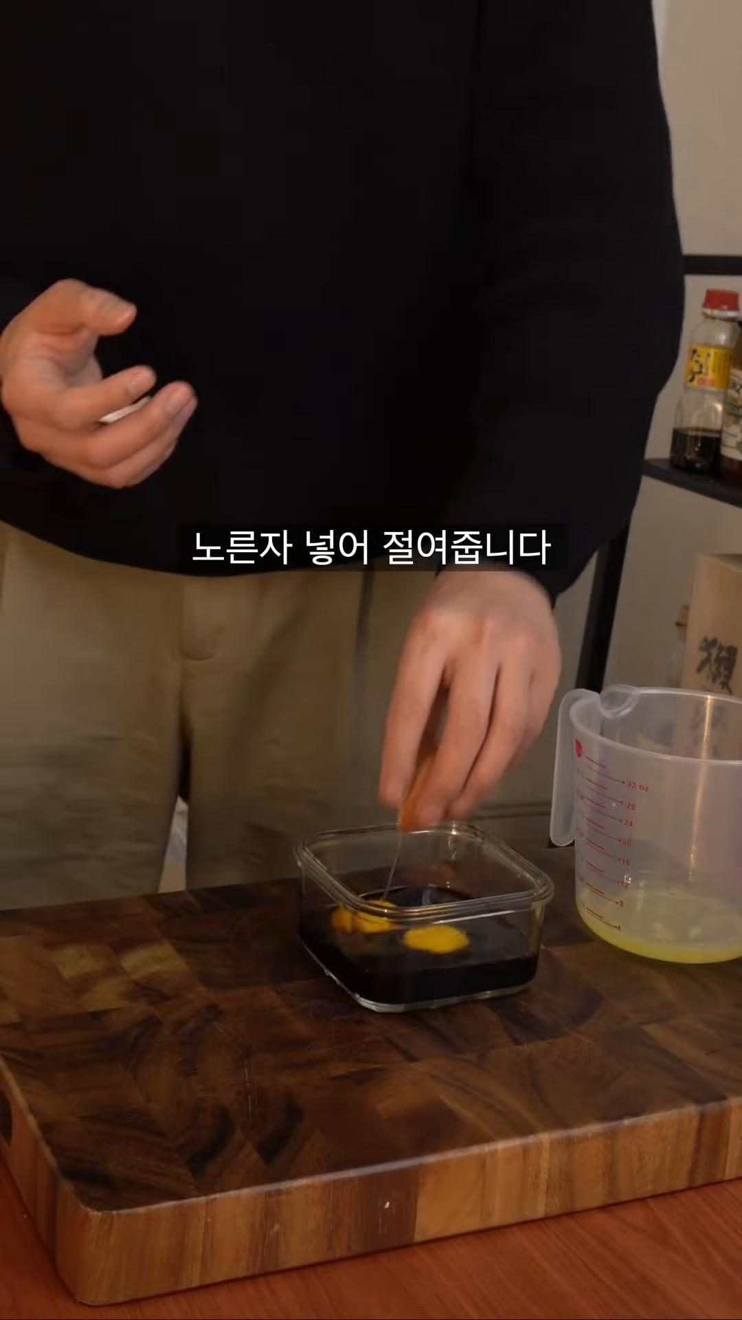 도마에 비닐을 깔고 햇반을 얇게 밀어준 후 반으로 접어둡니다.