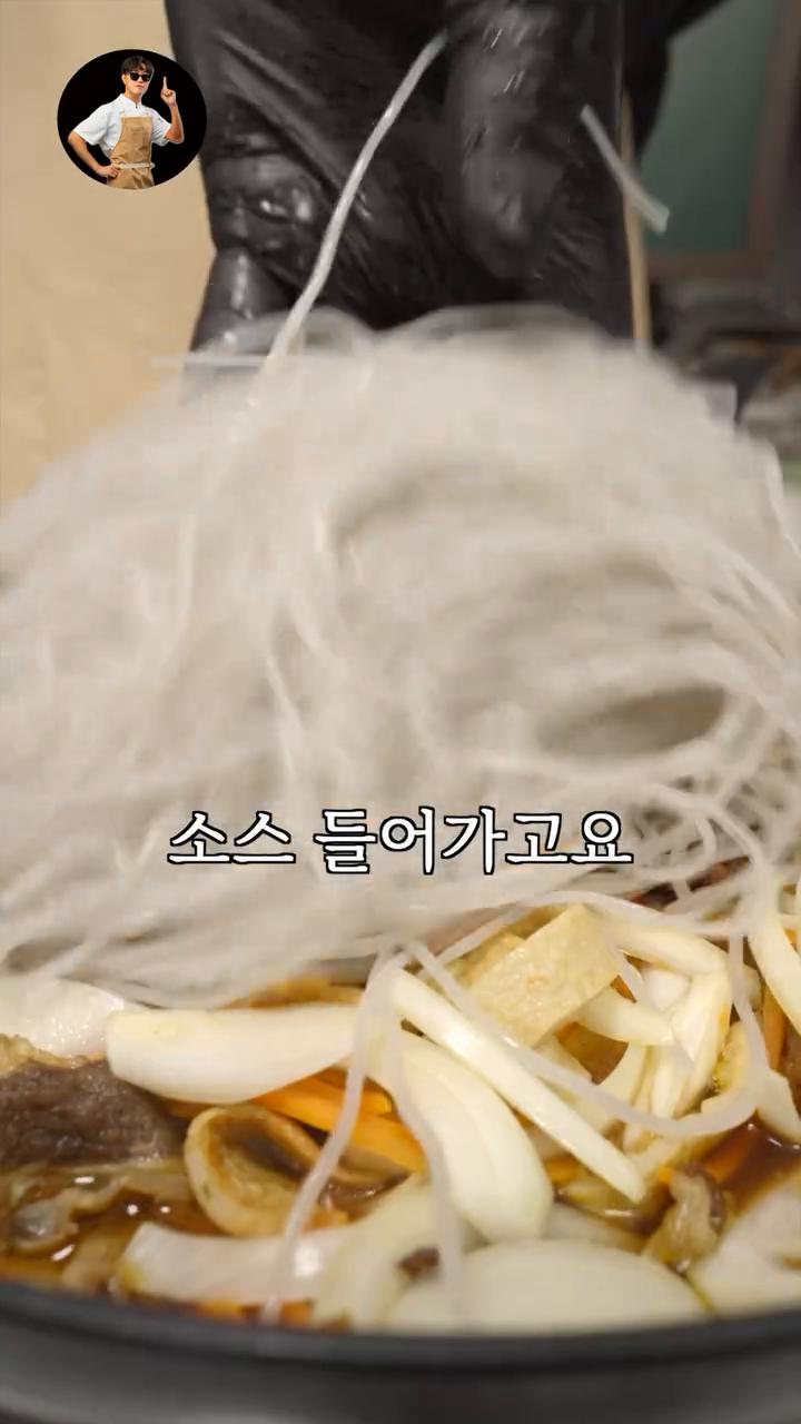 만들어진 소스를 넣고, 물에 불린 당면을 넣어 면이 풀릴 때까지 볶습니다.