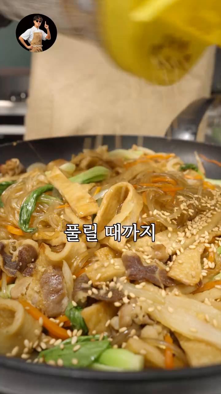 참기름과 깨를 섞어 마무리합니다.