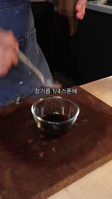 계란 2개를 준비하고 노른자가 터지지 않도록 구멍을 뚫어줍니다.