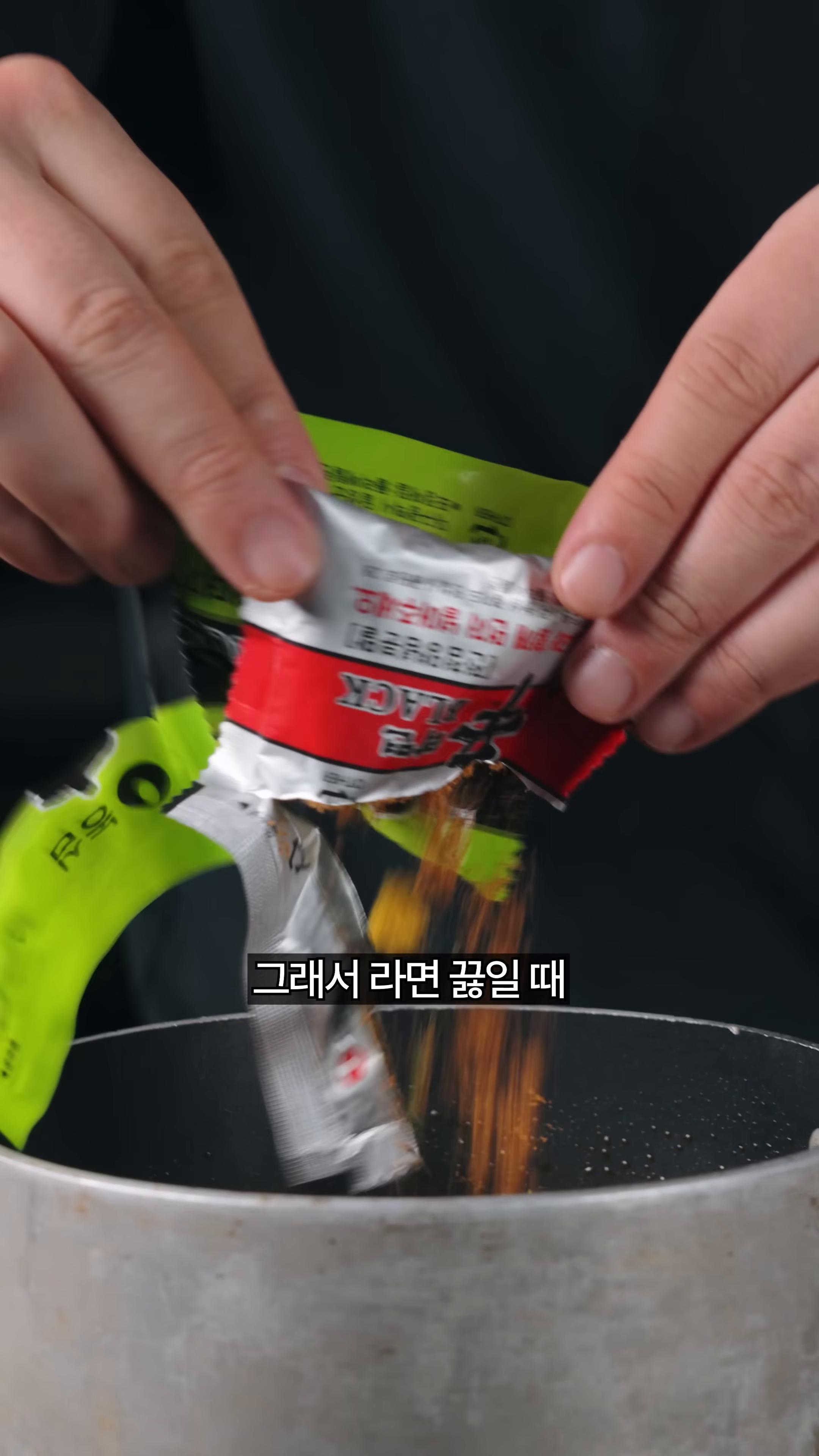 라면을 끓일 때 한 티스푼 정도의 소스를 스프와 함께 넣고 끓입니다.