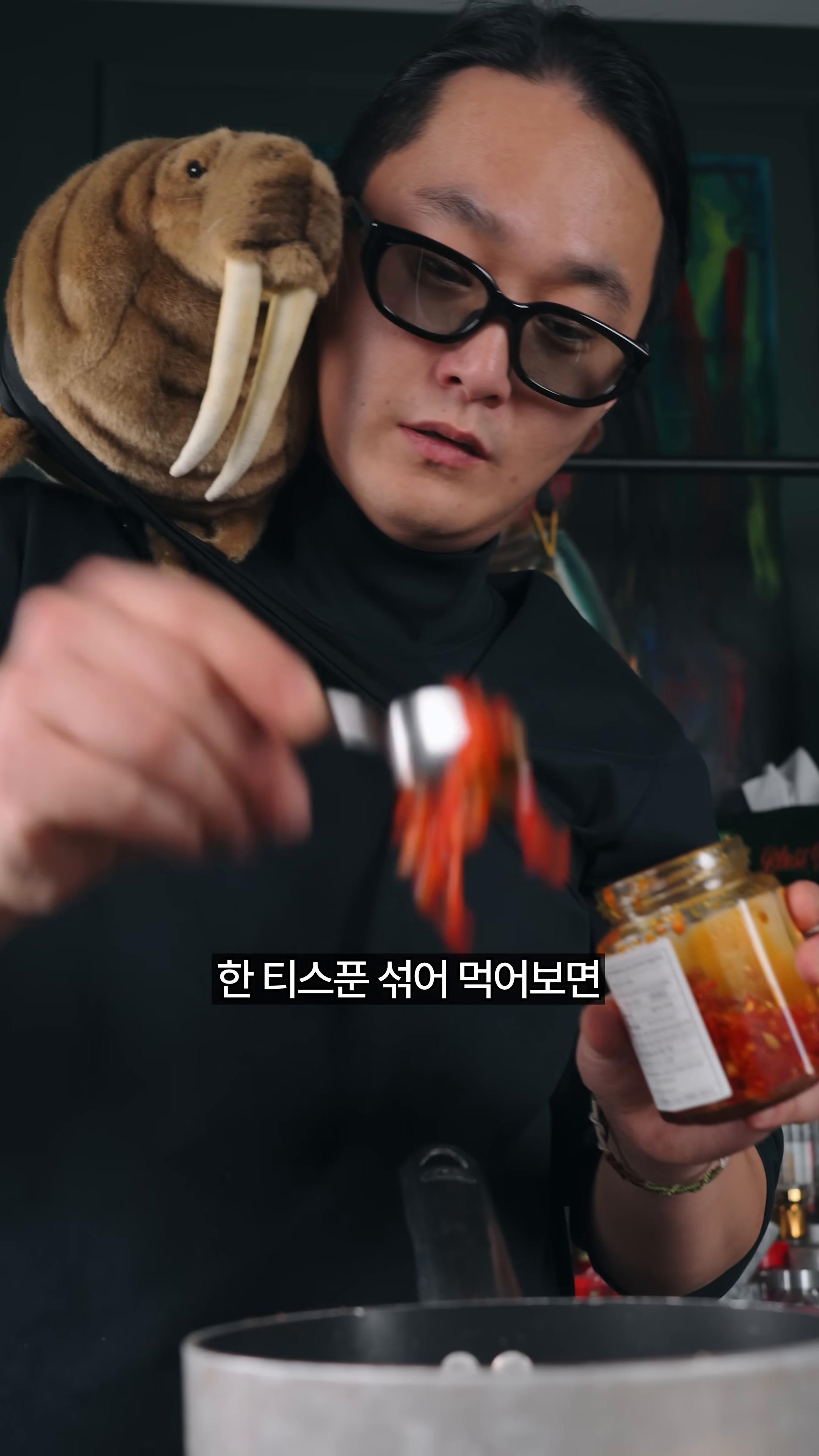 짜파게티에 한 티스푼의 소스를 섞어 먹습니다.