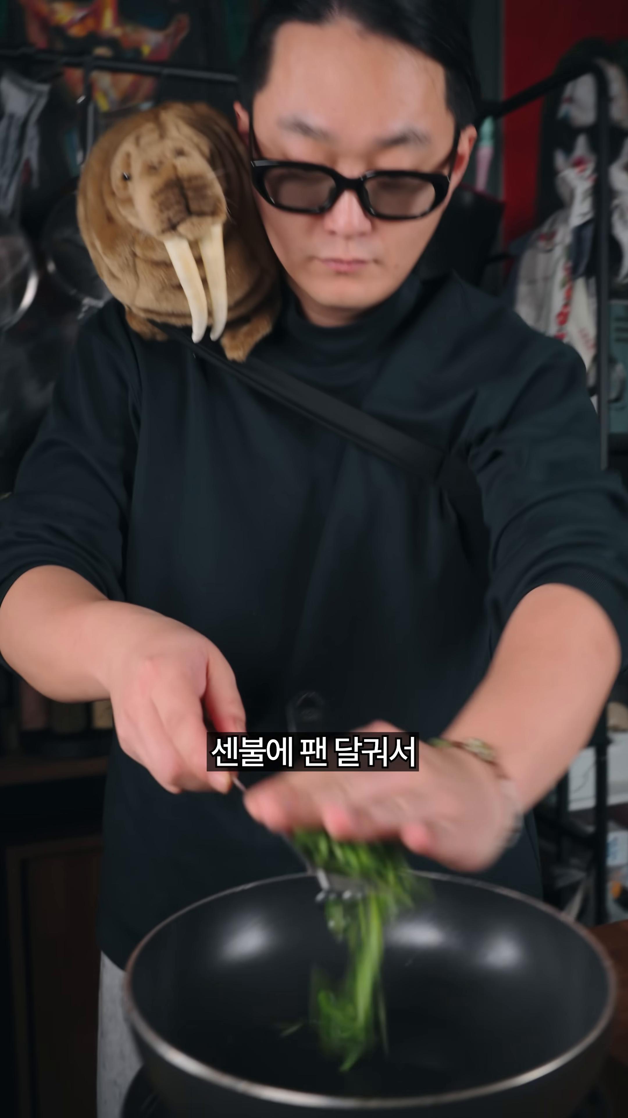센 불에 팬을 달궈서 식용유 3스푼, 대파 한 줌, 다진 생강을 넣고 기름이 올라오면 소고기 한 줌을 넣고 볶습니다.
