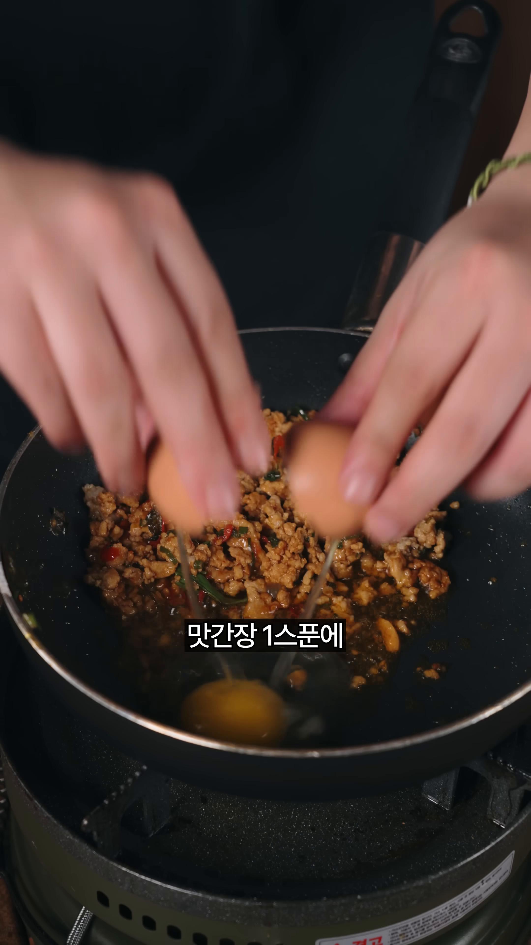 맛간장 한 스푼과 페이스트 반 스푼을 넣고 계란 3개와 밥 두 공기를 넣어 볶습니다.