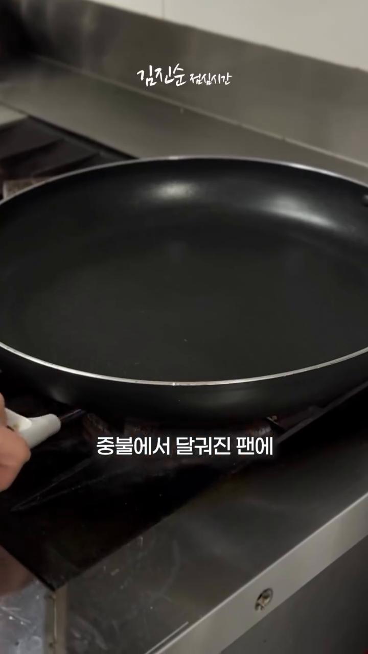 중불에 달군 팬에 버터 4숟갈을 녹입니다.