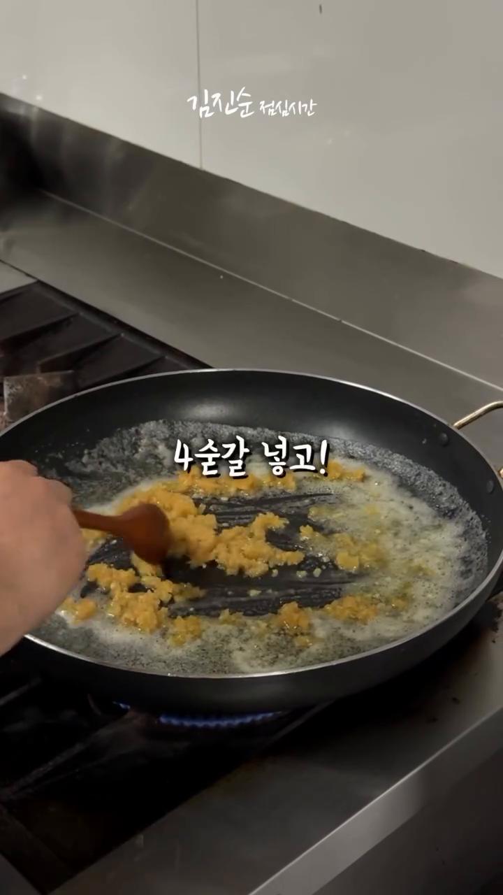 마늘이 갈색이 되면 칵테일 새우를 넣고 4분 정도 볶습니다.