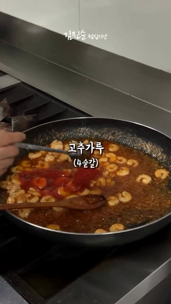 칠리새우를 따로 빼두고 팬을 닦은 후 계란 8개로 스크램블을 만듭니다.