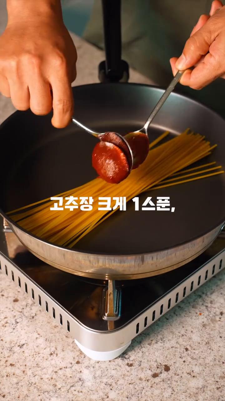 파스타면 1인분을 준비된 팬에 넣고 고추장 1스푼, 고춧가루 1스푼, 참치액 2스푼, 코인육수 1알, 물 800ml를 부어줍니다.