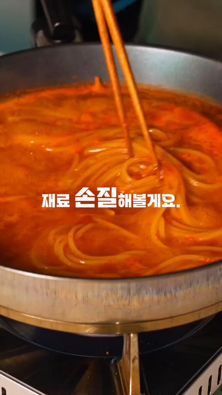 물이 끓는 동안 오징어 한 마리를 반으로 갈라 손가락 한 마디 크기로 자르고, 새우 4마리를 해동합니다.