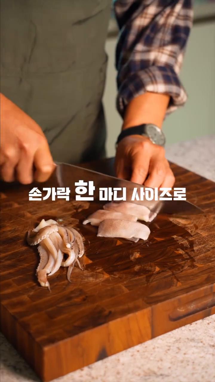 10분 후에 오징어, 새우, 대파를 팬에 넣고 3분간 더 끓여줍니다.