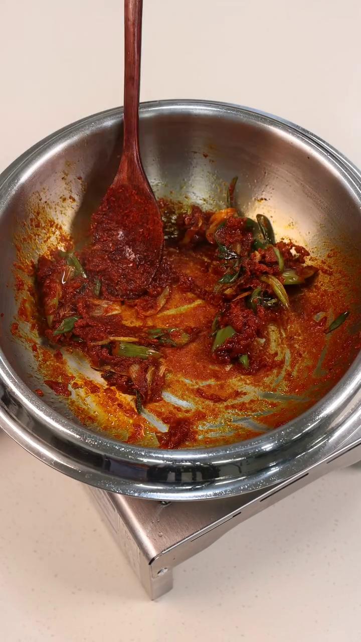 고추기름이 올라오면 물 300ml를 넣어주고 양념을 풀어줍니다.