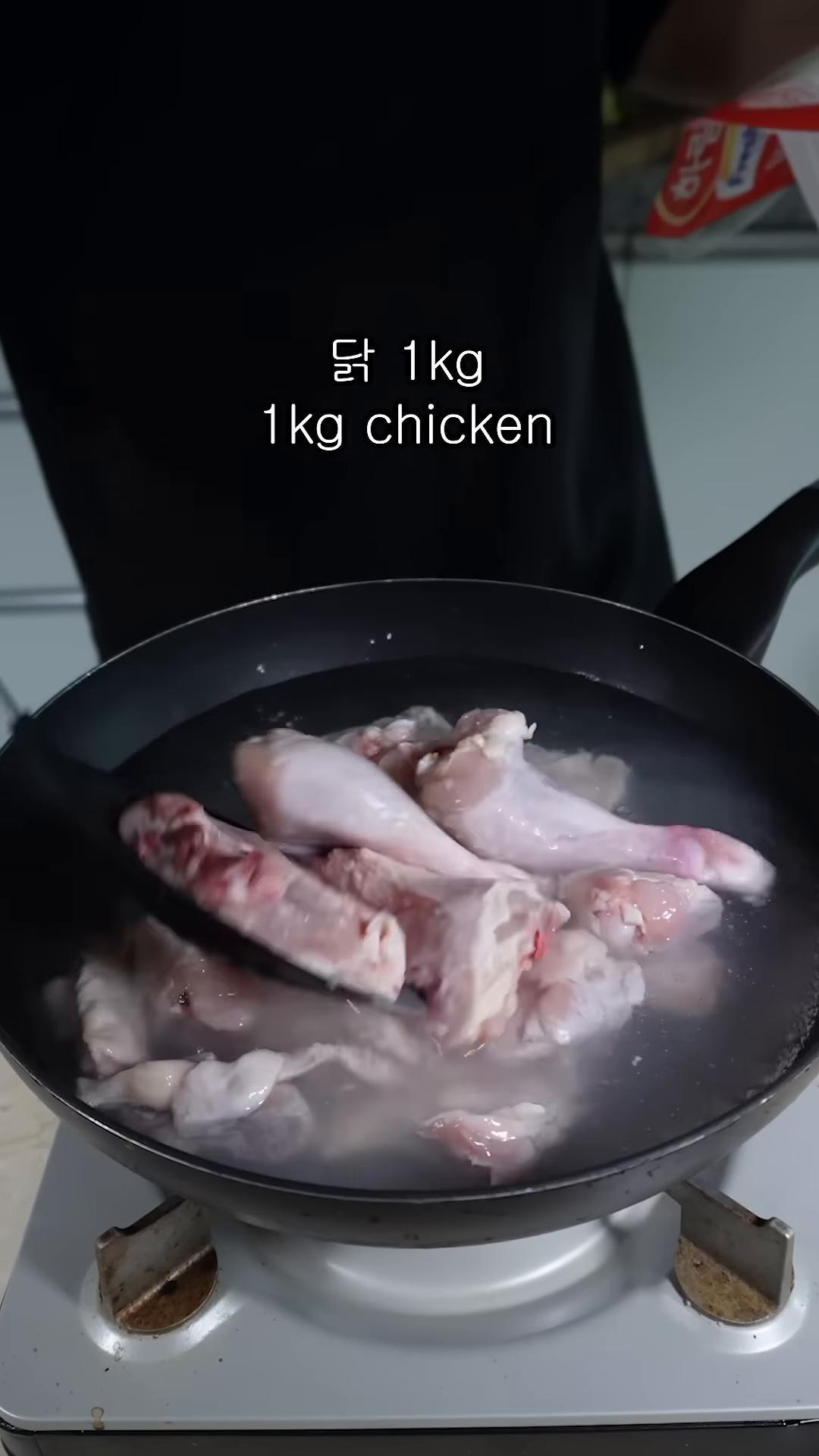 흐르는 물에 닭 1kg를 넣고 5분 데쳐서 흐르는 물에 깨끗이 씻어줍니다.