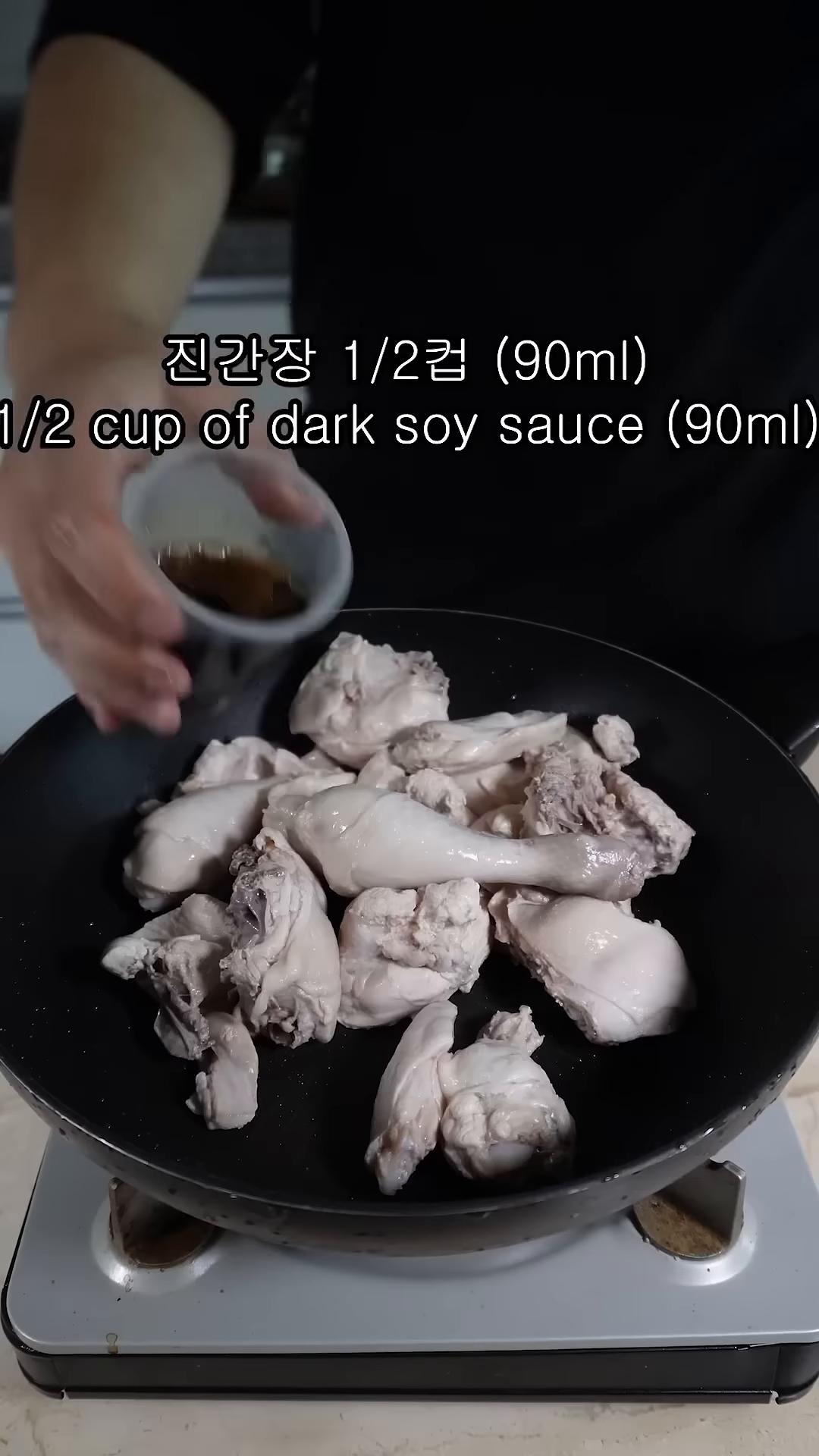 진간장 반컵, 고춧가루 5스푼, 설탕 3스푼, 미림 1스푼, 다진마늘 1스푼, 고추장 1스푼을 넣고 버무려서 10분 재워둡니다.