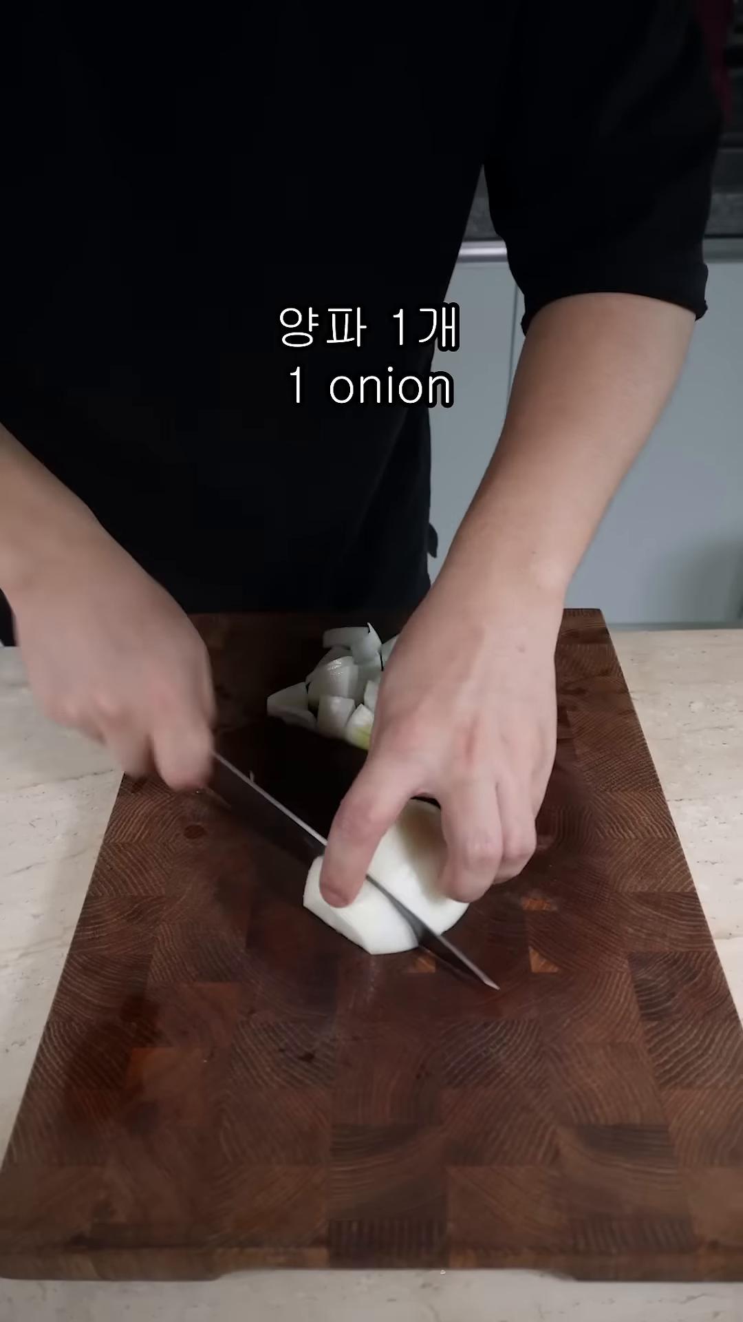 15분 후에 양파 1개와 물 1컵을 추가로 넣고 5분을 더 끓여줍니다.