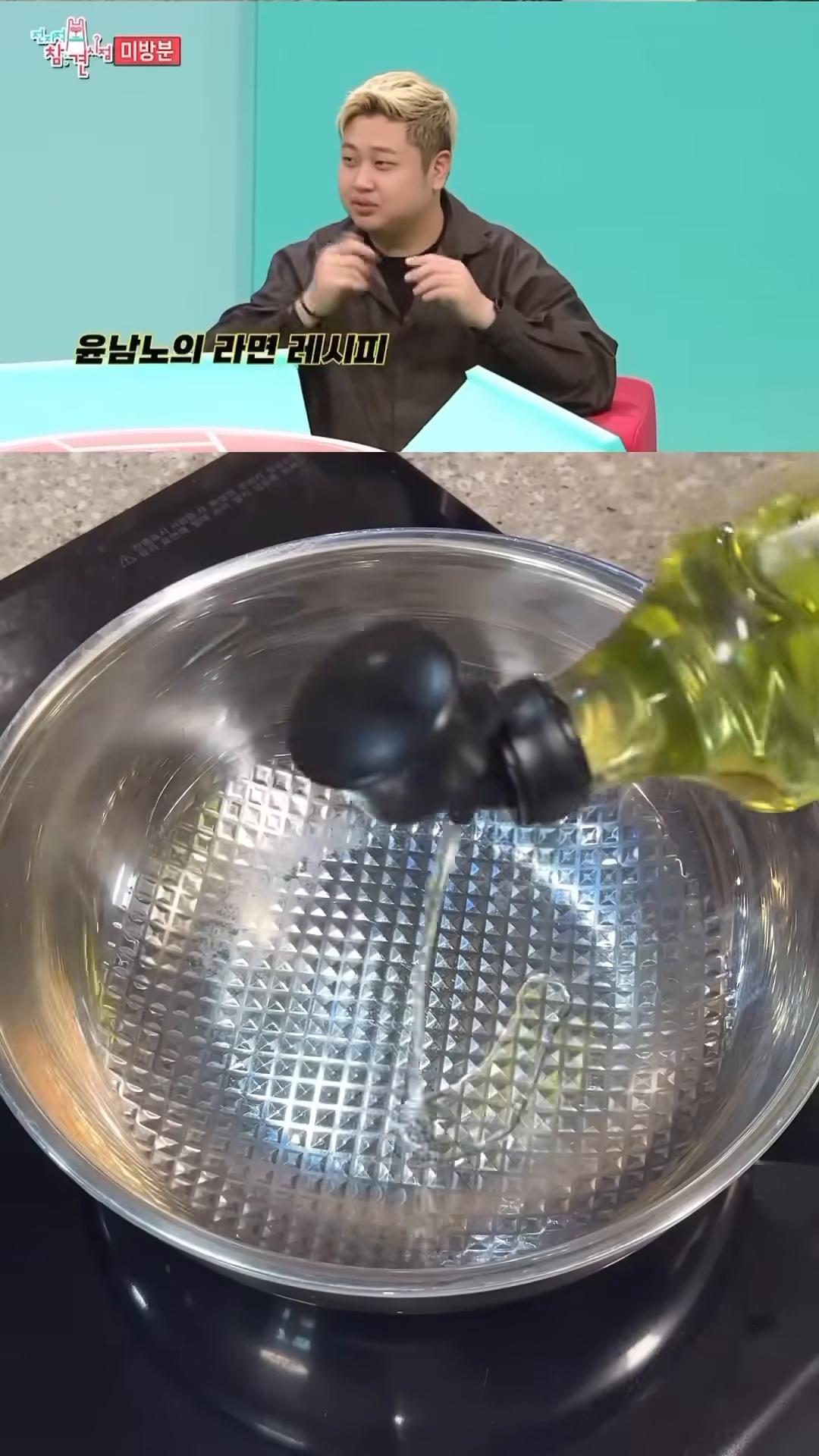 식용유를 팬에 두르고 고춧가루를 넣어 볶습니다.