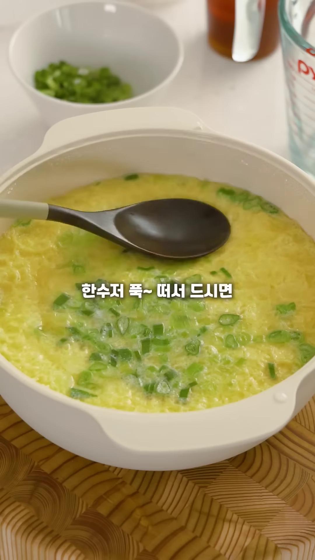 전자레인지 용기에 계란을 깨주고 맛소금, 참기름을 넣고 잘 섞어주세요.