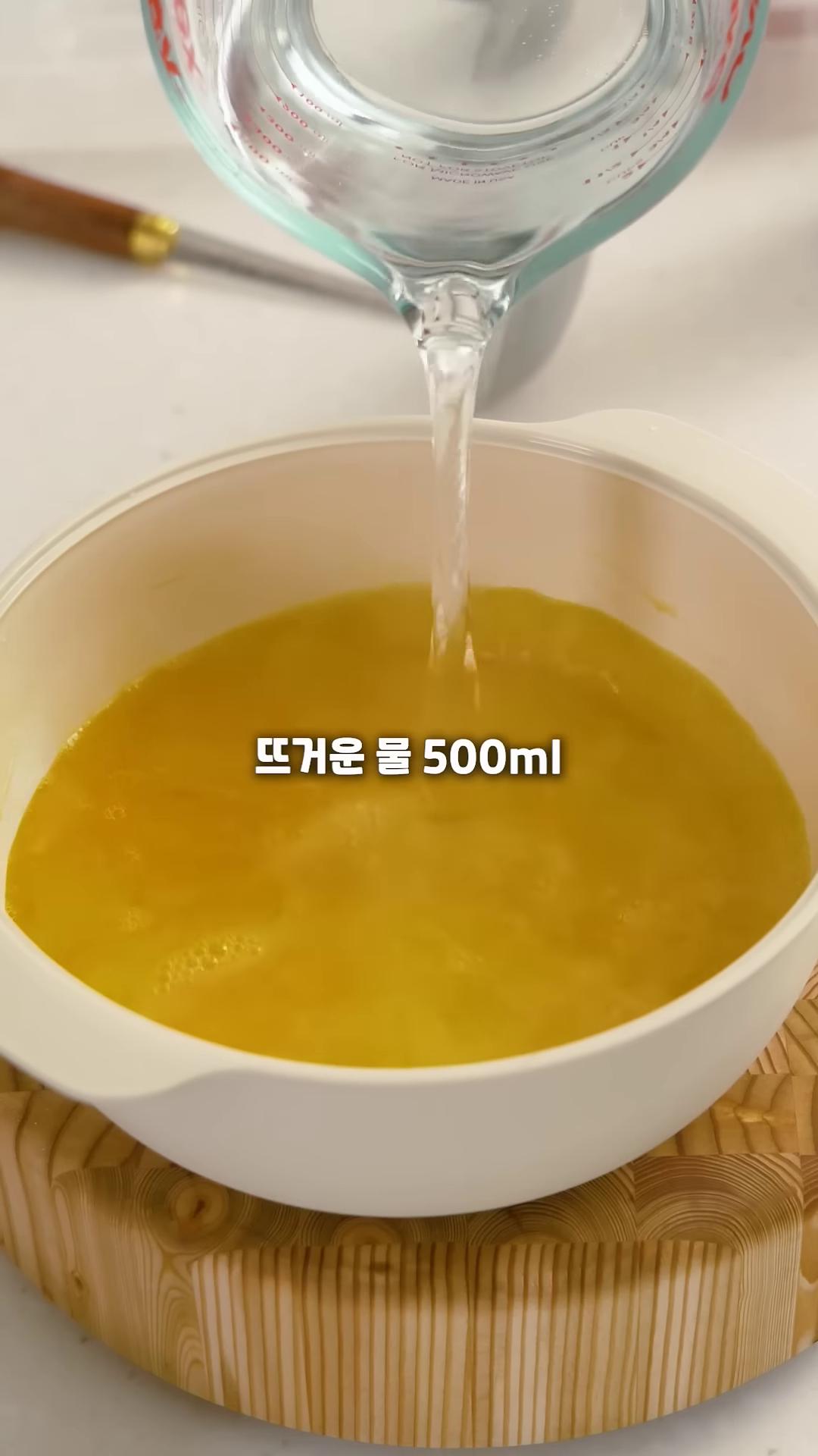 뜨거운 물을 부어 계란과 잘 섞어주고 뜨는 거품은 깔끔한 계란찜을 위해 걷어내 주세요.