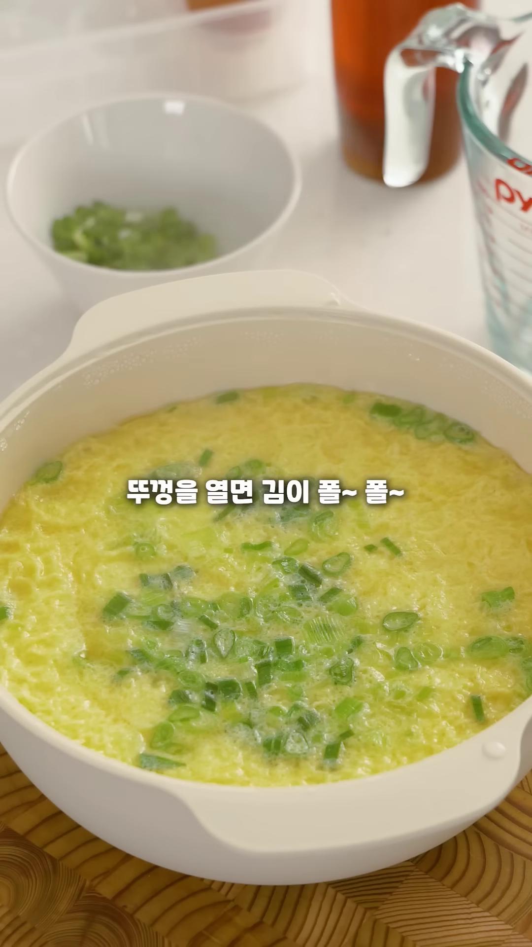 뚜껑을 열면 김이 폴폴 나는 포들포들 푸딩 계란찜이 완성됩니다.