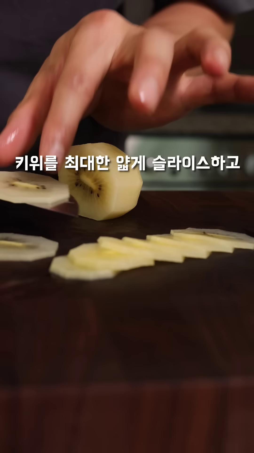 슬라이스한 키위를 크림치즈 위에 놓아줍니다.