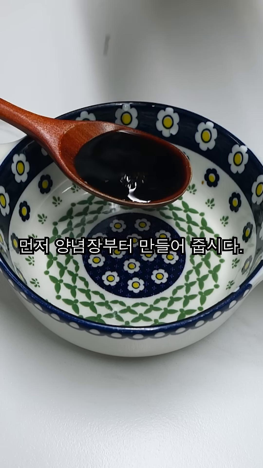 양념장을 만듭니다. 진간장, 멸치액젓, 굴소스, 설탕, 다진마늘, 고춧가루, 물을 섞어 만능 양념장을 준비합니다.